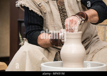 Le mani del vecchio maestro al lavoro Foto Stock