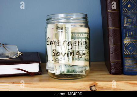 Vaso con risparmio di emergenza per cassa sul ripiano. Foto Stock