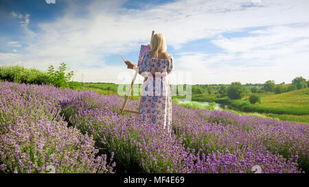 Bella giovane donna in abiti lunghi pittura immagine del campo di lavanda con vernici a olio Foto Stock