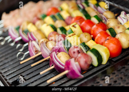 Passo dopo passo. Grigliare gli spiedini di verdure e spiedini di pollo su outdoor grill a gas. Foto Stock