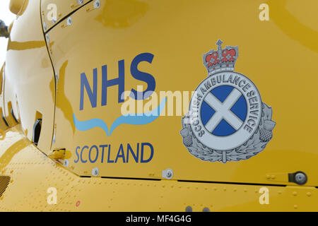 Scottish Ambulane Servizio elicottero sul piazzale dell'aeroporto Sumburgh Shetland Foto Stock