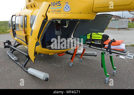 Scottish Ambulane Servizio elicottero sul piazzale dell'aeroporto Sumburgh Shetland Foto Stock