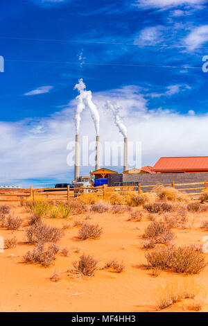 Pile di fumo visibile da Navajo stazione di generazione nel deserto che circonda Antelope Canyon in Arizona, Stati Uniti d'America Foto Stock