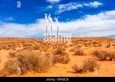 Pile di fumo visibile da Navajo stazione di generazione nel deserto che circonda Antelope Canyon in Arizona, Stati Uniti d'America Foto Stock