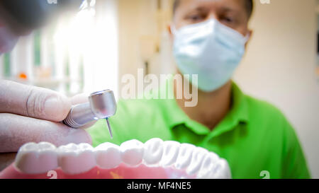 Vista dall'interno della bocca del dentista denti di perforazione Foto Stock