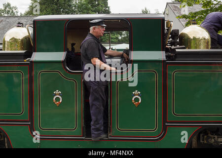 Driver del motore sul pavimento della carreggiata stretta locomotiva a vapore Iarll Meirionnydd del Ffestiniog Azienda ferroviaria Foto Stock