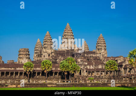 Un Chiudi immagine dell'incredibile sul lato anteriore del complesso principale di Angkor Wat in Siem Reap, Cambogia. Foto Stock