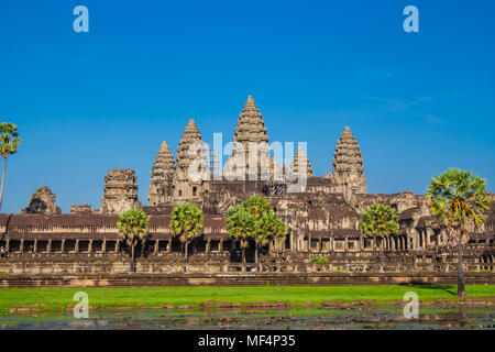 Una vista ravvicinata della spettacolare sul lato anteriore del complesso principale di Angkor Wat, compreso il laghetto di gigli. Prese a Siem Reap, Cambogia. Foto Stock