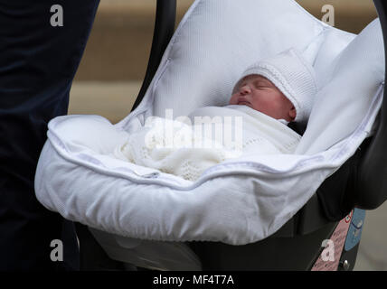 23 aprile 2018 Londra Regno Unito il principe William e Catherine, duchessa di Cambridge, la nuova nata, chiamato figlio di lasciare l'ospedale St Mary's Linda ala. Foto Stock