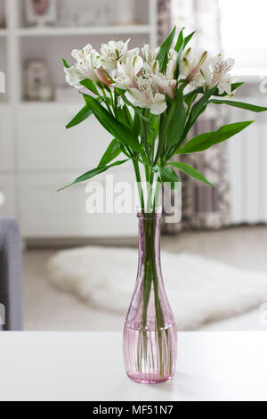 Alstroemeria fiori in vaso stretto sul tavolo della sala di luce a casa, scandinavo interno Foto Stock