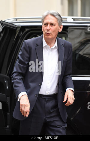 Il cancelliere dello scacchiere Philip Hammond arriva a Downing Street, Londra, per una riunione del gabinetto. Foto Stock