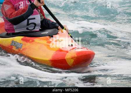 LONDON, Regno Unito - 21 Aprile 2018: Kayakers godetevi il white water rapids a Lea Valley white water centre, Casa del 2012 corso olimpico Foto Stock