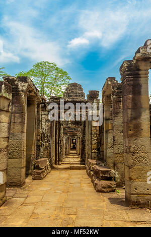 Rovine del corridoio con splendide colonne scolpite, che conduce al cerchio interno del Banteay Kdei tempio di Angkor, Cambogia. Foto Stock