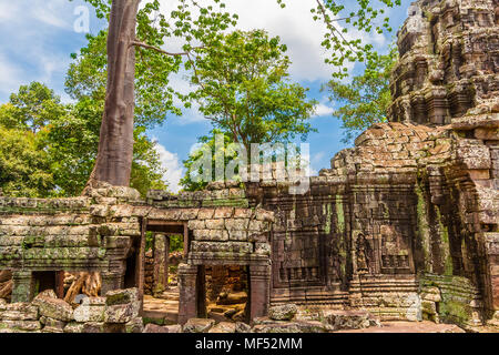 Vista interessante della parete interna e parte della torre angolare di Banteay Kdei tempio di Angkor, Cambogia. Foto Stock