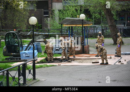 Il personale militare presso il sito nei pressi del Maltings a Salisbury dove il russo double agent Sergei Skripal e sua figlia Yulia sono stati trovati su una panchina nel parco, come il lavoro continua a liberarsi di nove punti caldi del tossico dopo-effetti dello scorso mese di agente nervino attacco. Foto Stock