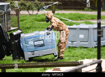 Il personale militare presso il sito nei pressi del Maltings a Salisbury dove il russo double agent Sergei Skripal e sua figlia Yulia sono stati trovati su una panchina nel parco, come il lavoro continua a liberarsi di nove punti caldi del tossico dopo-effetti dello scorso mese di agente nervino attacco. Foto Stock