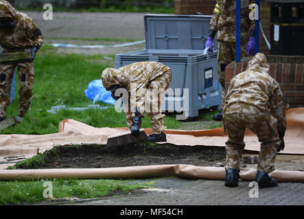 Il personale militare presso il sito nei pressi del Maltings a Salisbury dove il russo double agent Sergei Skripal e sua figlia Yulia sono stati trovati su una panchina nel parco, come il lavoro continua a liberarsi di nove punti caldi del tossico dopo-effetti dello scorso mese di agente nervino attacco. Foto Stock