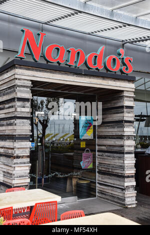 Brighton, Regno Unito - 28 Marzo 2018: l'ingresso Nandos Ristorante a Brighton Marina Foto Stock