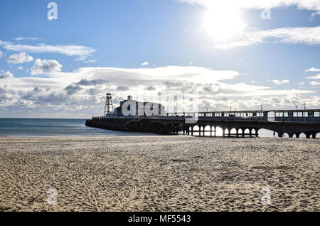 Bournemouth, Inghilterra - 30 Novembre 2017: Bournemouth Pier si allunga in lontananza come visto dalla spiaggia Foto Stock