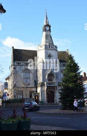 Banbury, Regno Unito - 29 Novembre 2017: il Palazzo Comunale in Banbury con un albero di natale nella parte anteriore Foto Stock