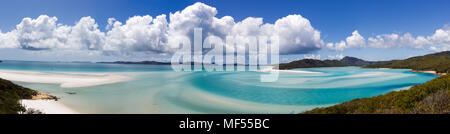 Vista aerea della collina ingresso con laguna tropicale e di Whitehaven Beach in distanza. Whitsunday Island, Queensland, Australia Foto Stock