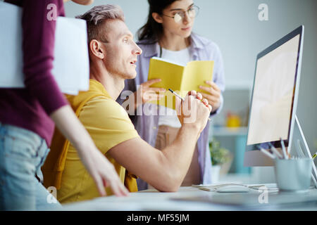 Gruppo di progettisti che lavorano sul progetto insieme a office Foto Stock
