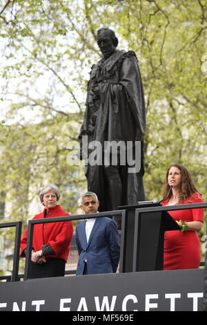 (Da sinistra a destra) il Primo Ministro Theresa Maggio, sindaco di Londra Sadiq Khan e Caroline Criado-Perez all'inaugurazione della statua del leader suffragist Millicent Fawcett, in Piazza del Parlamento, Londra. Foto Stock