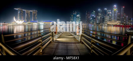 Singapur, skyline notturno, area di ormeggio Foto Stock