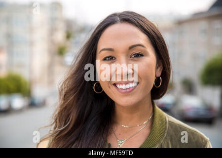 Ritratto di sorridente ragazza su strada Foto Stock