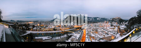 Austria, Salisburgo, cityscape come visto da Moenchsberg Foto Stock