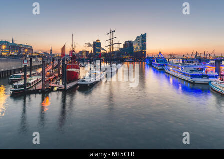 Germania, Amburgo, Niederhafen ed Elbe Philharmonic Hall di mattina Foto Stock