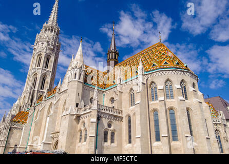 La Chiesa di San Mattia, una chiesa si trova a Budapest, in Ungheria, di fronte al Bastione del Pescatore nel cuore di Buda è il quartiere del castello. Foto Stock