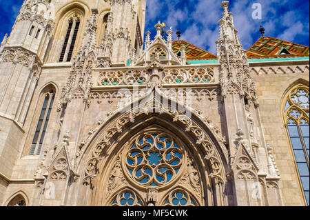 La Chiesa di San Mattia, una chiesa si trova a Budapest, in Ungheria, di fronte al Bastione del Pescatore nel cuore di Buda è il quartiere del castello. Foto Stock