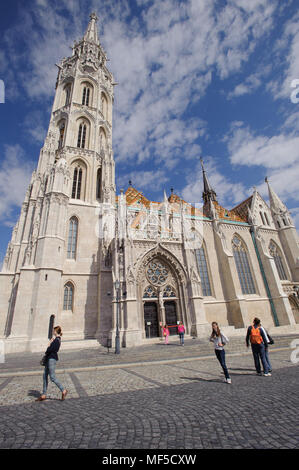 La Chiesa di San Mattia, una chiesa si trova a Budapest, in Ungheria, di fronte al Bastione del Pescatore nel cuore di Buda è il quartiere del castello. Foto Stock