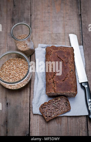 In casa pane integrale da agricoltura biologica il latticello, il farro biologico di frumento, farro piccolo organico di frumento, noci e semi Foto Stock