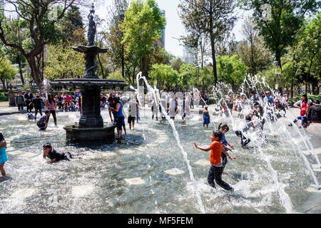 Città del Messico, messicano, ispanico, centro storico, Central Park Alameda, parco urbano pubblico, fontana, folla, acqua, bambini, ragazzi, maschio bambino bambini Foto Stock