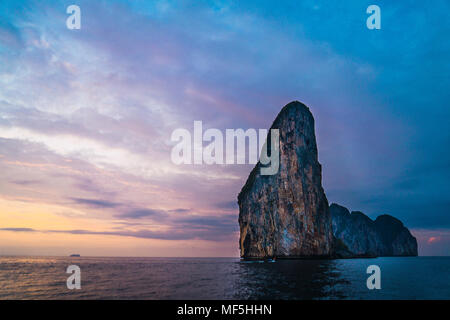 Thailandia, le Isole Phi Phi, Ko Phi Phi, isola nel mare al tramonto Foto Stock