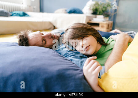 Padre e figlio dormono a casa Foto Stock