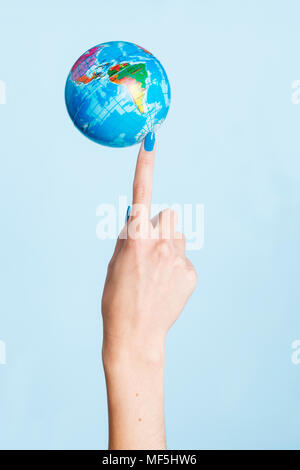 Close-up del globo sulla donna del dito Foto Stock