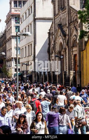 Città del Messico, messicano, ispanico, centro storico, Avenida Calle Francisco Madero, strada pedonale, molto affollata, uomo uomo maschio, donna donna donna donne, str Foto Stock