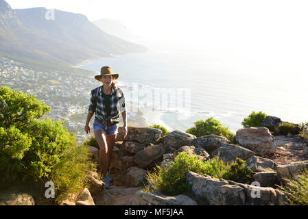 Sud Africa, Cape Town, donna su escursioni viaggio a testa di leone Foto Stock