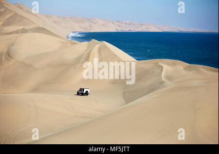 Africa, Namibia, Namib-Naukluft National Park, Namib Desert, Atlantico e dune del deserto, veicolo fuoristrada Foto Stock