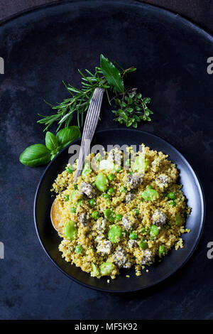 Tazza di quinoa con insalata di fave, piselli e formaggio feta Foto Stock