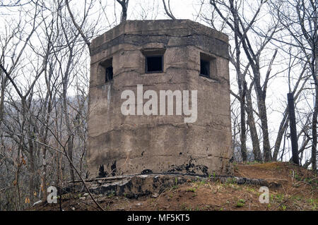 Un militare bunker di calcestruzzo su una collina nei pressi di Vladivostok vicino al serbatoio Sedanka Foto Stock