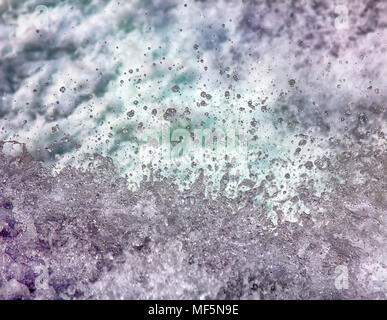 Le acque del caos. Seething, fluido bollente, espansione, gli spruzzi di acqua della cascata Foto Stock