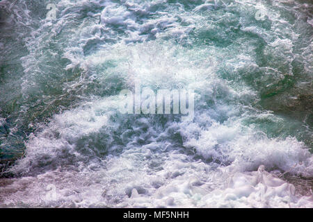 Le acque del caos. Seething, fluido bollente, espansione, gli spruzzi di acqua della cascata Foto Stock