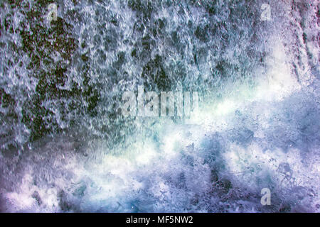 Le acque del caos. Seething, fluido bollente, espansione, gli spruzzi di acqua della cascata Foto Stock