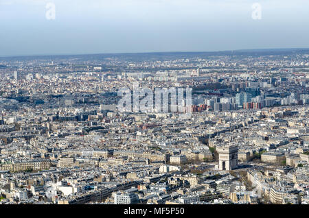 Vista della città di Parigi, compreso l'Arco di Trionfo e dalla Torre Eiffel, Francia Foto Stock
