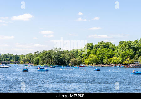 Turisti per le barche da diporto sul Serperntine a Hyde Park della città di Westminster, Londra Foto Stock