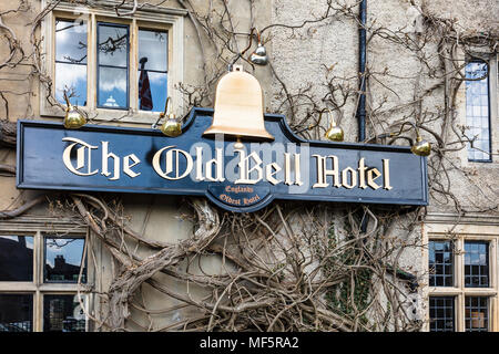 Segno sulla Old Bell Hotel a Malmesbury dichiara che è in Inghilterra del più antico hotel, Wiltshire, Regno Unito Foto Stock